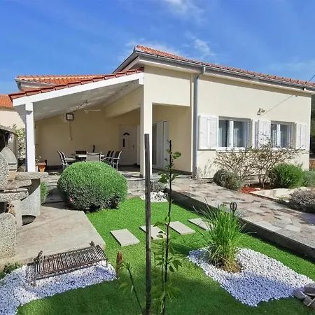 Stunning In With 3 Bedrooms Ist