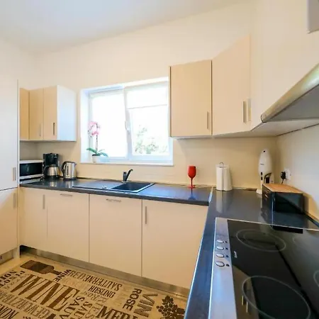 Stunning In With 3 Bedrooms *